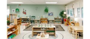 Ljust Montessori-inspirerat rum med låga hyllor och barnmöbler