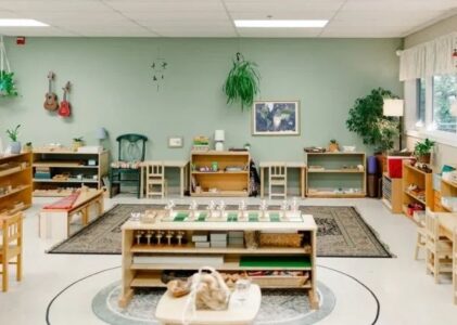 Montessori i hemmiljö: Så inreder du barnrummet för ökad självständighet