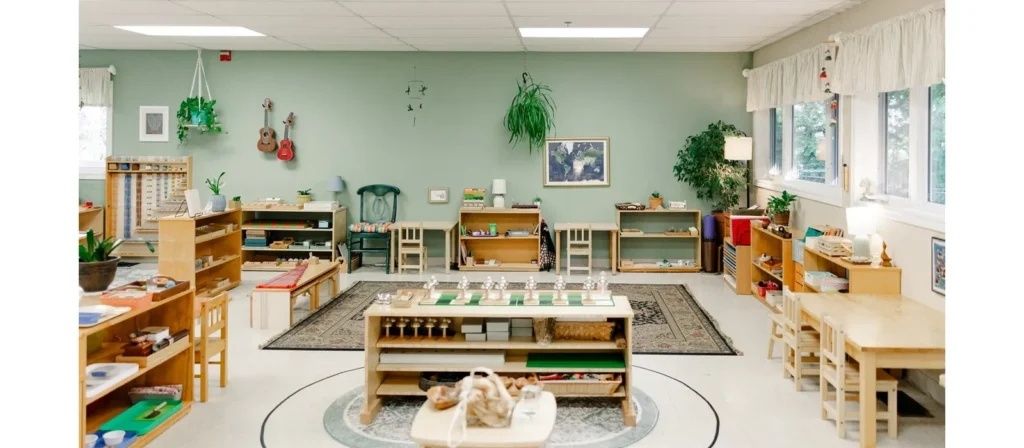 Montessori i hemmiljö: Så inreder du barnrummet för ökad självständighet
