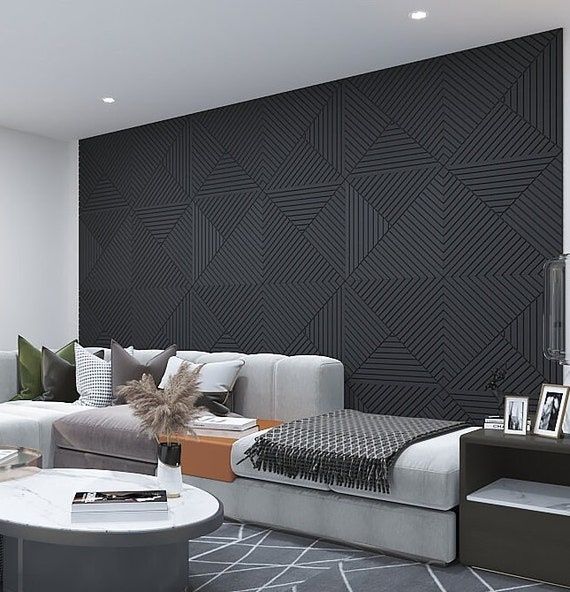 Modernt vardagsrum med mörk, geometriskt mönstrad väggpanel